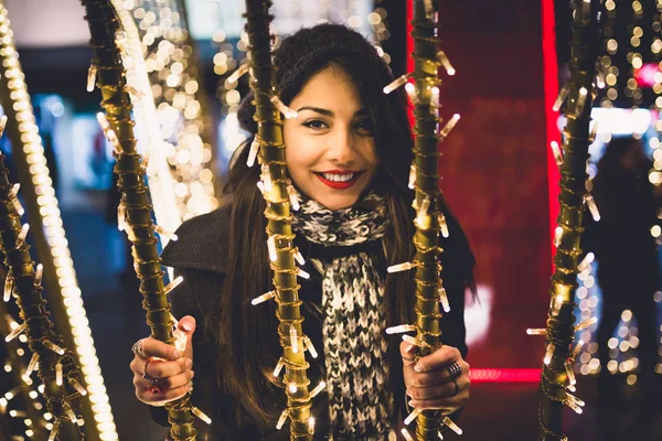 Mulher Bonita Desfrutando Natal Noite Ano Novo Uma Rua Cidade Imagem De Stock