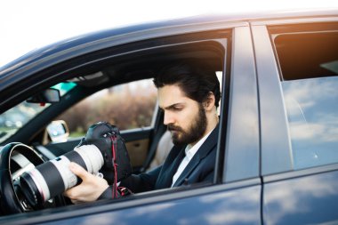 Özel Dedektif gizli olayı araştırıyor. 