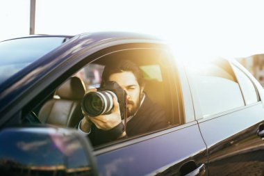 Özel Dedektif gizli olayı araştırıyor. 