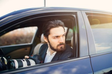 Özel Dedektif gizli olayı araştırıyor. 