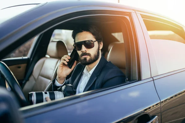 Özel Dedektif gizli olayı araştırıyor. 