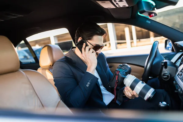 Özel Dedektif gizli olayı araştırıyor. 