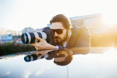 Özel Dedektif gizli olayı araştırıyor. 