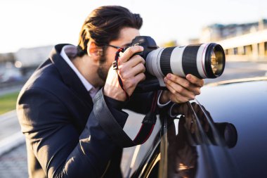 Özel Dedektif gizli olayı araştırıyor. 