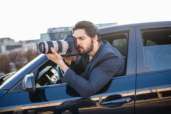 Özel Dedektif gizli olayı araştırıyor. 