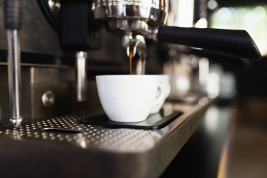 Espresso kahve makinesi kahve fincanı dökme.