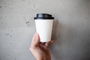 Barista holding fincan kahve.