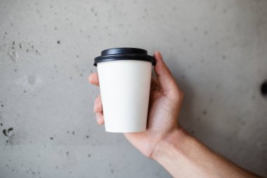 Barista holding fincan kahve.