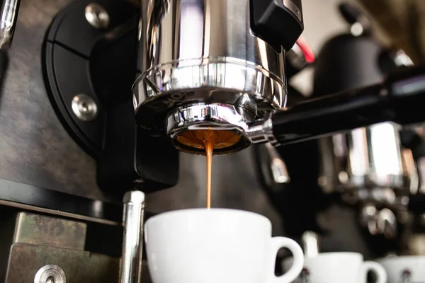 Espresso Hälla Från Kaffebryggare Till Kaffekopp — Stockfoto
