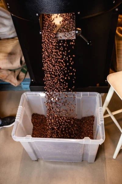 실린더에는 커피를 굽는에서 쏟아져 — 스톡 사진