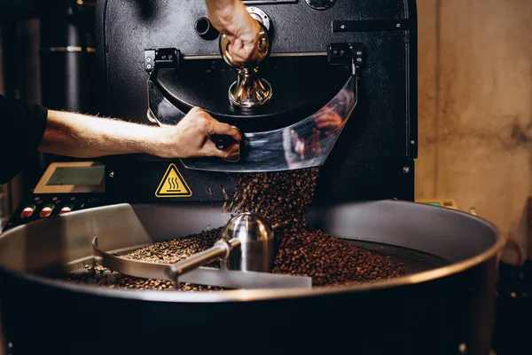 Granos Café Recién Tostados Vertiendo Gran Tostador Café Cilindro Enfriamiento — Foto de Stock