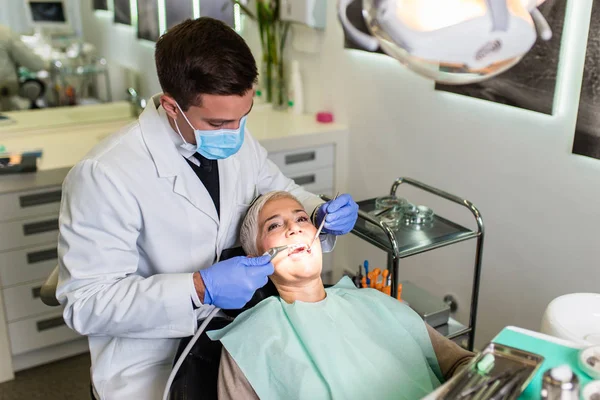 Hermosa Mujer Mayor Que Tiene Tratamiento Dental Oficina Dentistas —  Fotos de Stock