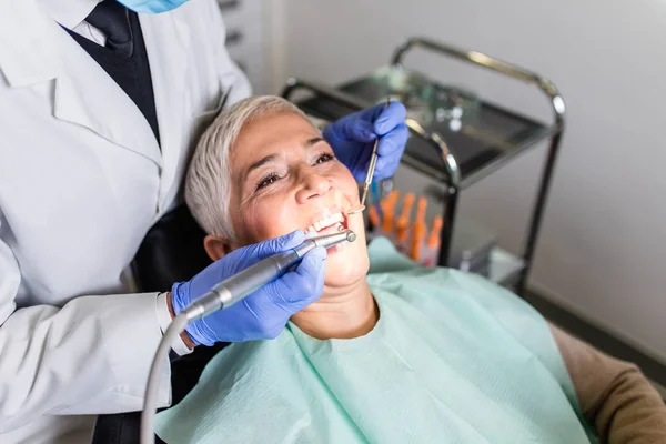 Hermosa Mujer Mayor Que Tiene Tratamiento Dental Oficina Dentistas —  Fotos de Stock