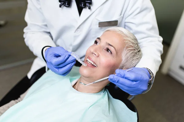 Hermosa Mujer Mayor Que Tiene Tratamiento Dental Oficina Dentistas —  Fotos de Stock