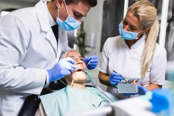 Dişçi Muayenehanesinde Dişçi Tedavisi Gören Güzel Bir Kadın — Stok fotoğraf