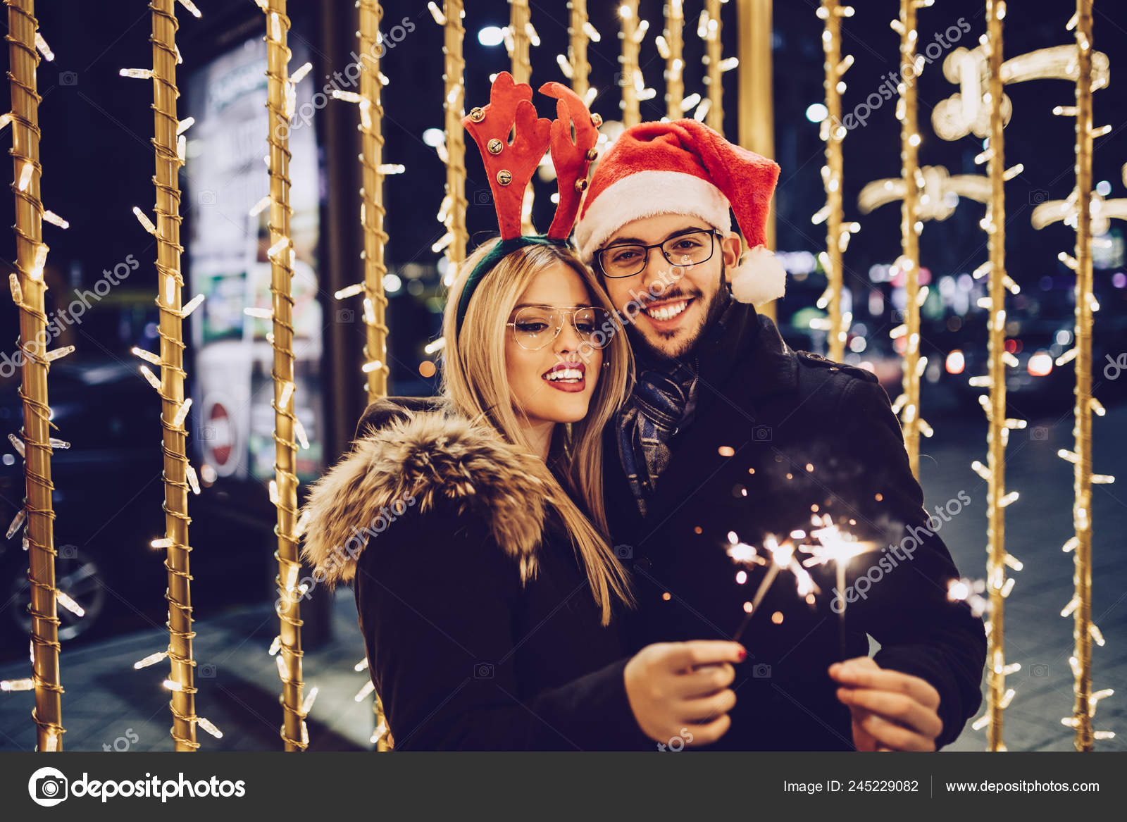 街の通りでクリスマスや新年の夜を楽しむ愛の美しい若いカップル