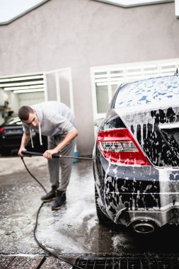 Araba yıkama. Yüksek basınçlı su kullanarak araba temizleme.