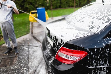 Araba yıkama. Yüksek basınçlı su kullanarak araba temizleme.