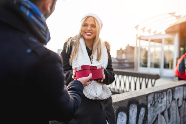 Joven Hermosa Pareja Disfrutando Paseo Por Ciudad Día San Valentín — Foto de Stock