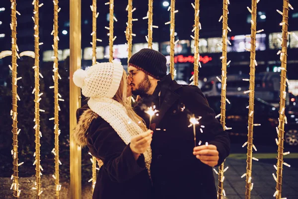 Beau Jeune Couple Amoureux Profitant Noël Nouvel Dans Une Rue — Photo
