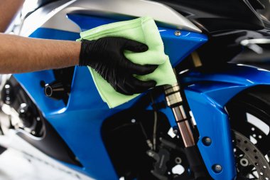 Bezle motosiklet temizlik bir adam. Seçici odak. 