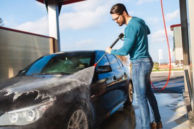 Araba yıkama. Yüksek basınçlı su kullanarak araba temizleme. 