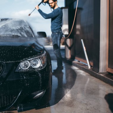Araba yıkama. Yüksek basınçlı su kullanarak araba temizleme. 