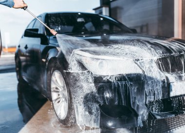 Araba yıkama. Yüksek basınçlı su kullanarak araba temizleme. 