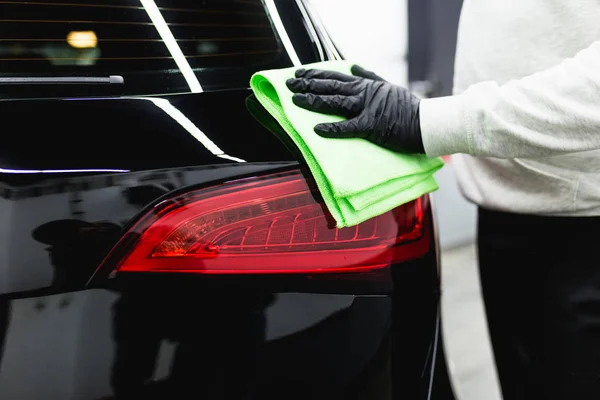 Homem Limpeza Carro Com Pano Microfibra — Fotografia de Stock