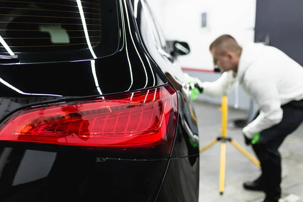 Uomo Pulizia Auto Con Panno Microfibra — Foto Stock