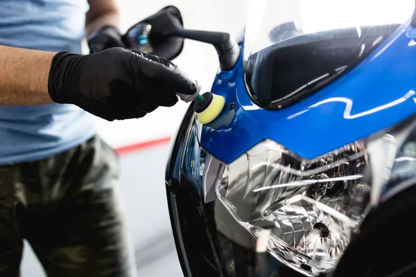 Motorcykel Detailing Mannen Med Orbital Polermaskin Reparationsverkstaden Polering Motorcykel Selektivt — Stockfoto