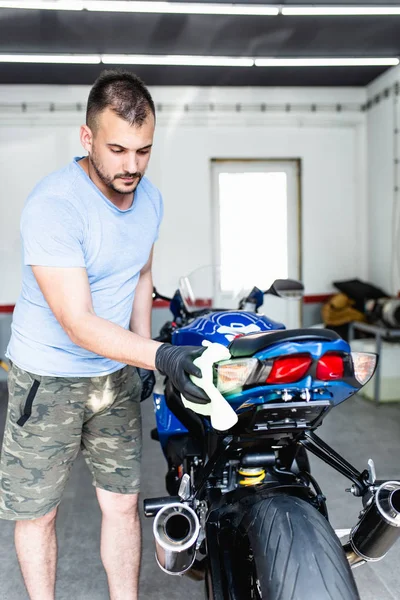 Bezle motosiklet temizlik bir adam. Seçici odak. 
