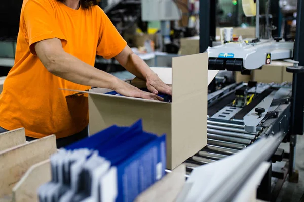 Foto Close Tangan Pekerja Mempersiapkan Karton Untuk Mencetak Rumah Percetakan — Stok Foto