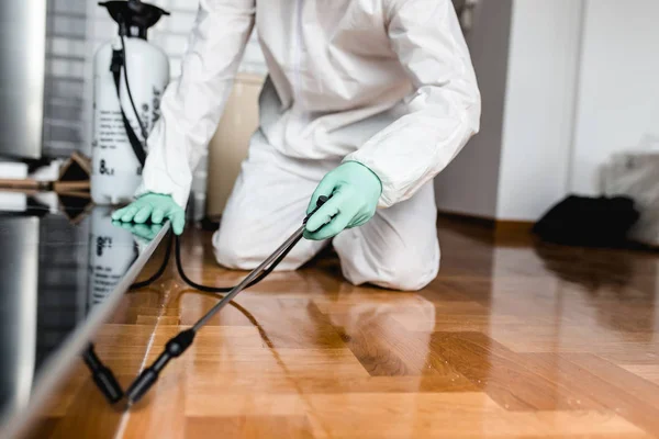 Exterminador Trabalho Desgaste Pulverização Pesticida Com Pulverizador — Fotografia de Stock