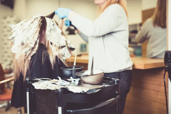 美容師は女性の髪を死んでいる 箔で彼のクライアントに髪のハイライトを作る — ストック写真