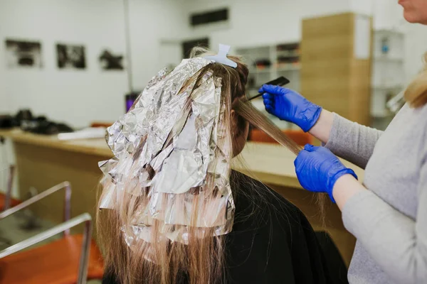 Coiffeur Meurt Cheveux Féminins Faire Des Reflets Capillaires Son Client — Photo