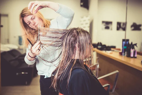 美容院で髪を切る美容院の女性のクローズアップ — ストック写真