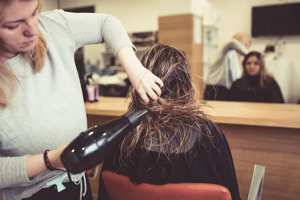 Belle Coiffure Jeune Femme Sèche Les Cheveux Dans Salon Coiffure — Photo