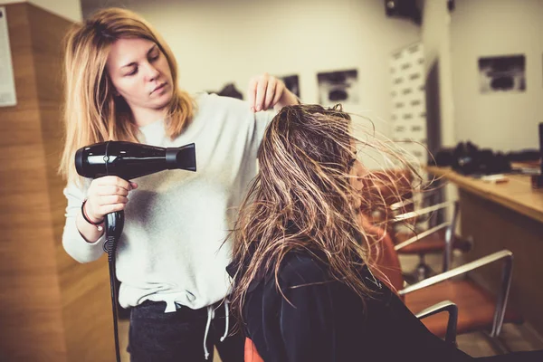 若い女性の美しいヘアスタイルは ヘアサロンで髪を乾燥 — ストック写真