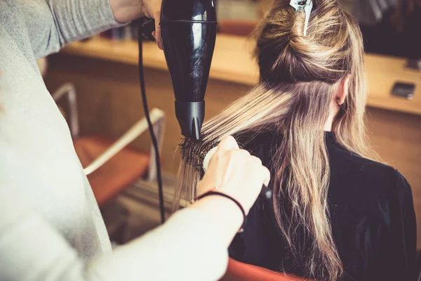Piękna Fryzura Młodej Kobiety Wysycha Włosy Salonie Fryzjerskim — Zdjęcie stockowe