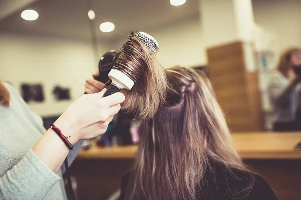 Rambut Indah Wanita Muda Setelah Mengeringkan Rambut Dan Membuat Highlights — Stok Foto