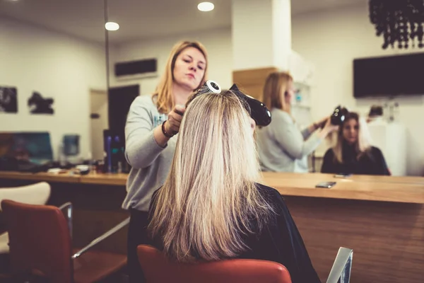Piękna Fryzura Młodej Kobiety Suszeniu Włosów Podejmowaniu Podkreśla Salonie Fryzjerskim — Zdjęcie stockowe
