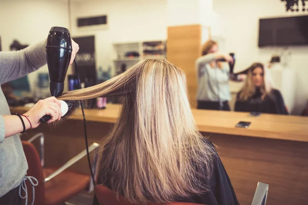 Belle Coiffure Jeune Femme Sèche Les Cheveux Dans Salon Coiffure — Photo