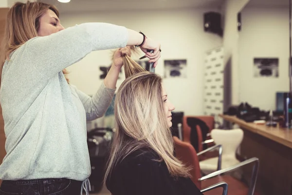 Zbliżenie Kobiety Salonie Fryzjerskim Coraz Jej Włosy Cięte Przez Fryzjera — Zdjęcie stockowe