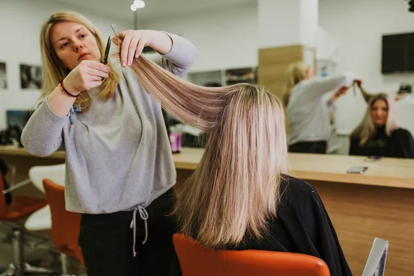 Gros Plan Une Femme Dans Salon Coiffure Faisant Couper Les — Photo