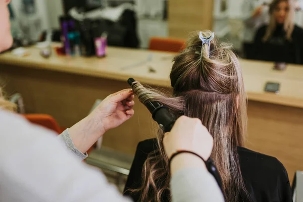 Piękna Fryzura Młodej Kobiety Umierających Włosach Podkreśla Salonie Fryzjerskim — Zdjęcie stockowe