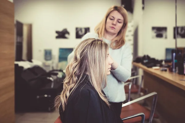 Belle Coiffure Jeune Femme Après Séchage Des Cheveux Faire Des — Photo