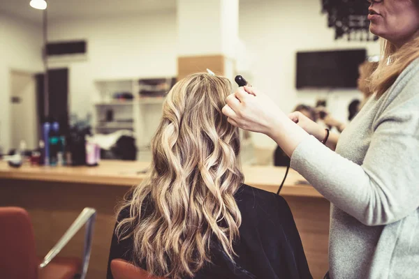 Rambut Indah Wanita Muda Setelah Mengeringkan Rambut Dan Membuat Highlights — Stok Foto