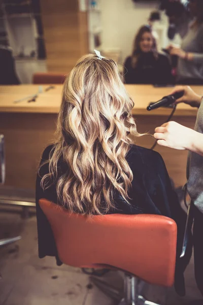 髪を乾燥させ ヘアサロンでハイライトを作った後の若い女性の美しいヘアスタイル — ストック写真