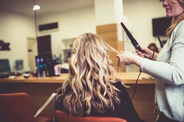 髪を乾燥させ ヘアサロンでハイライトを作った後の若い女性の美しいヘアスタイル — ストック写真